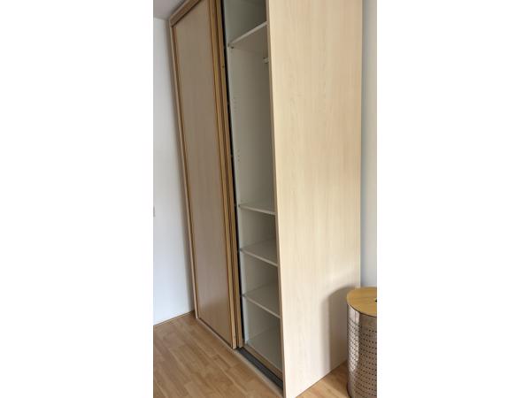 KLEDINGKAST MET SCHUIFDEUREN