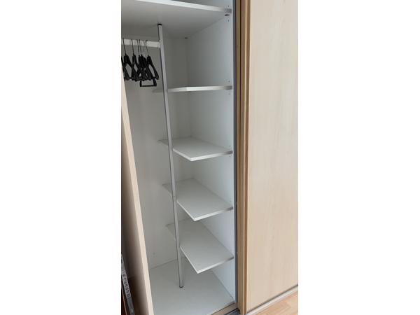 KLEDINGKAST MET SCHUIFDEUREN