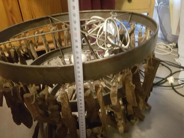 Robuste metalen hanglamp met houtsnippers