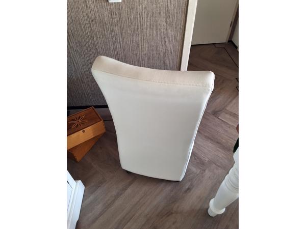 4 eetkamerstoelen wit met wieltjes