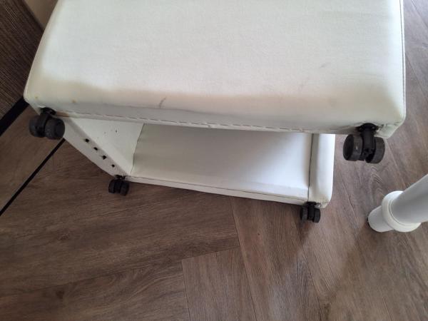 4 eetkamerstoelen wit met wieltjes