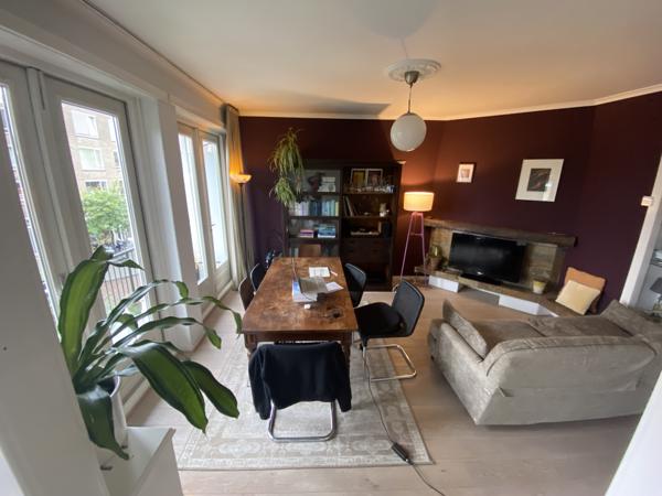 Bank, stoelen en eettafel