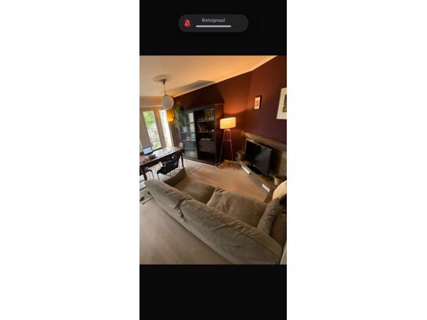 Bank, stoelen en eettafel