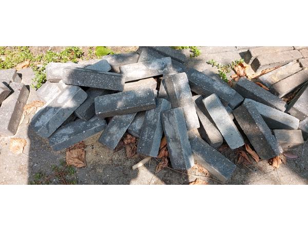 Sierbestrating: blauw-grijze klinkers