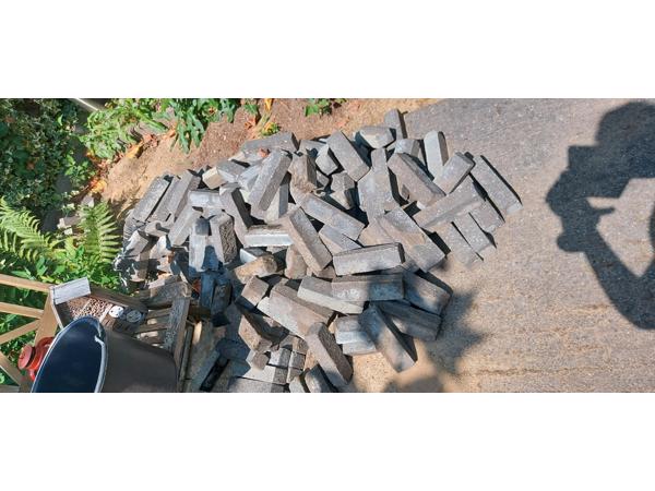 Sierbestrating: blauw-grijze klinkers