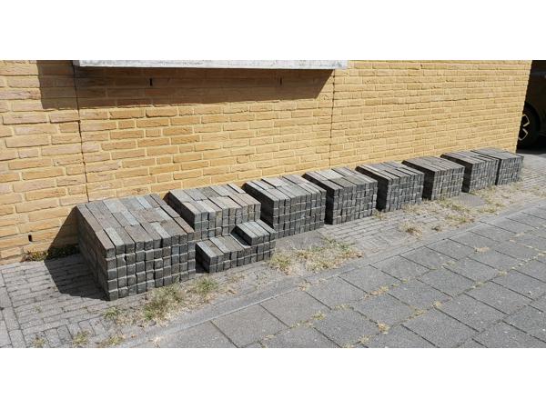 Sierbestrating: blauw-grijze klinkers