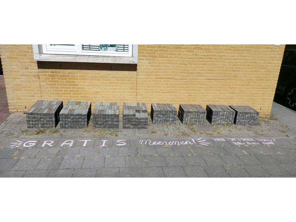 Sierbestrating: blauw-grijze klinkers