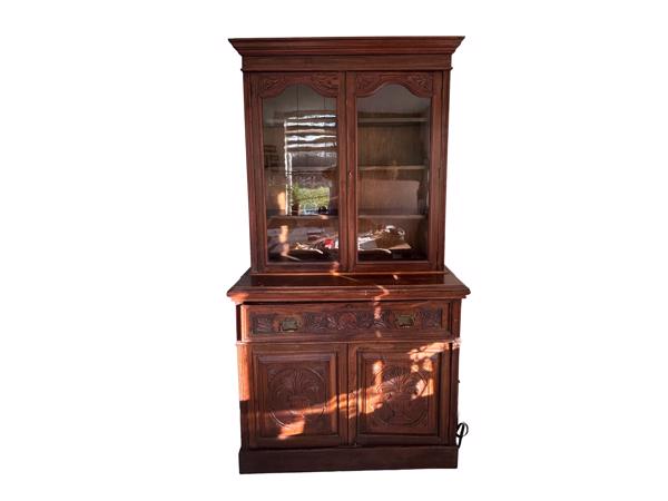 wandmeubel met vitrinekast en uitschuifbaar bureautje