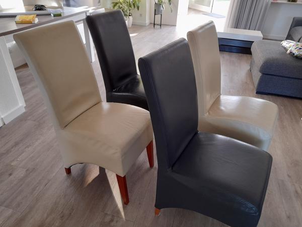 4 stoelen (2 crème kleur, 2 zwart)