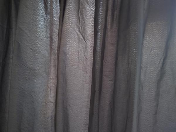 Mooie grijze gordijnen, stevige zijdeachtige stof