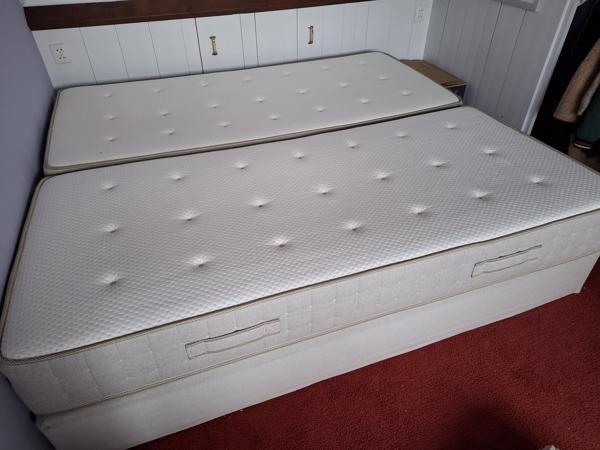 Box spring 2x 1 persoons bij elkaar 2 persoons