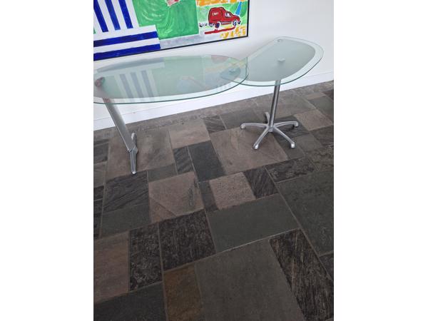 Glazen bureautje . Twee delen, draaibaar zijblad. RVS onderstel.