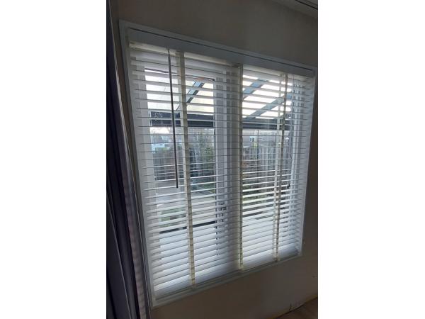 Wit houten modern romantische jaloezie