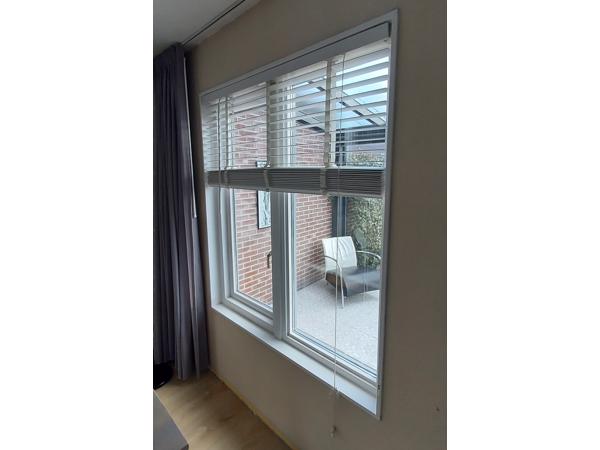 Wit houten modern romantische jaloezie