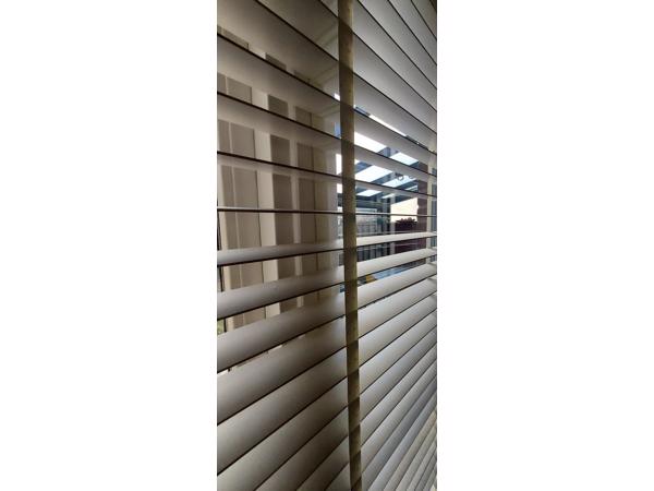 Wit houten modern romantische jaloezie