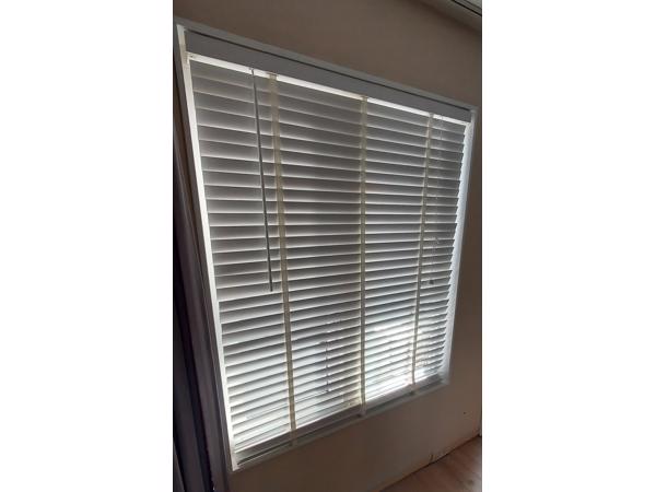 Wit houten modern romantische jaloezie