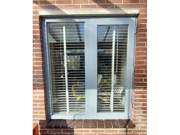 Wit houten modern romantische jaloezie