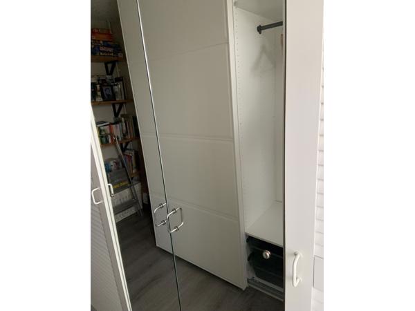 Witte kleding kast met spiegels