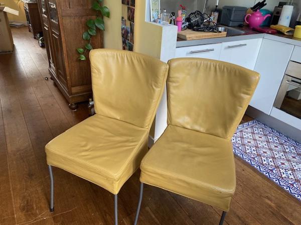 4 gele leren stoelen