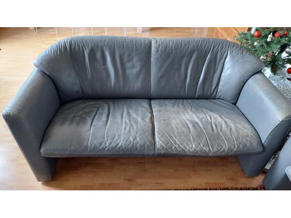 grijze lederen banken