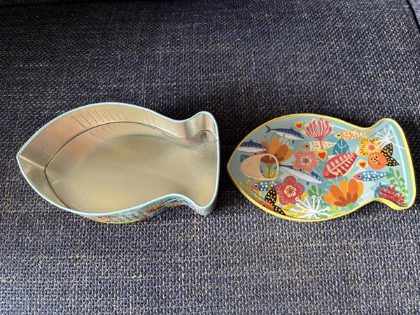 Koekblik vorm sardinesblik  met kleurrijke vissenprint