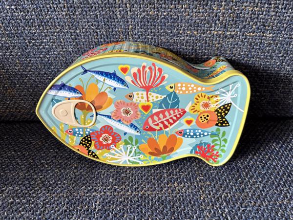 Koekblik vorm sardinesblik  met kleurrijke vissenprint