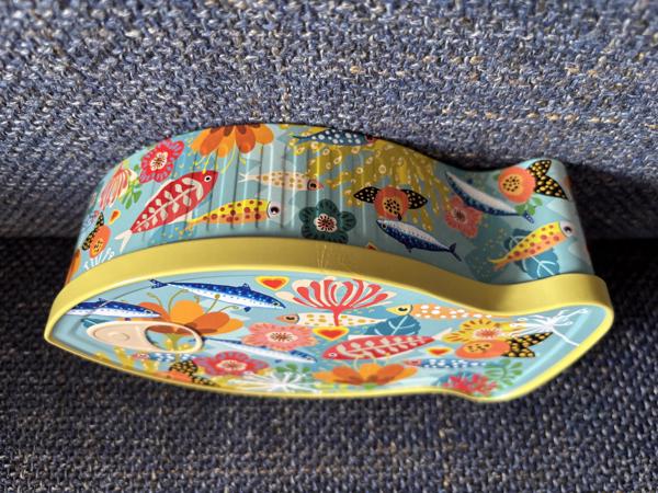 Koekblik vorm sardinesblik  met kleurrijke vissenprint