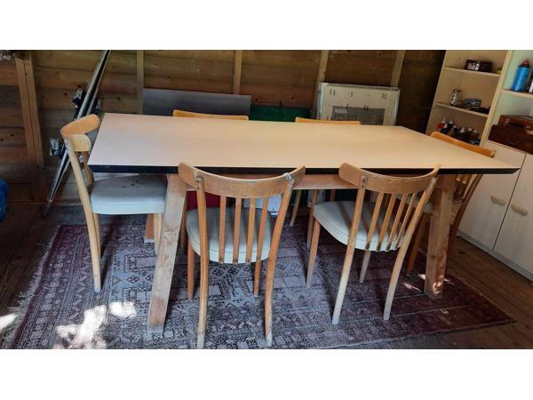 Hobbytafel met zes stoelen