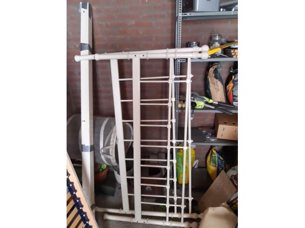 Witte metalen bedhekken 85x145 cm met stang 2 meter