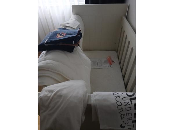 ledikantje met alles wat er bij en erin hoort