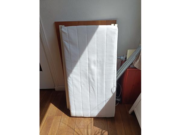Wit ledikantje met nieuw matras