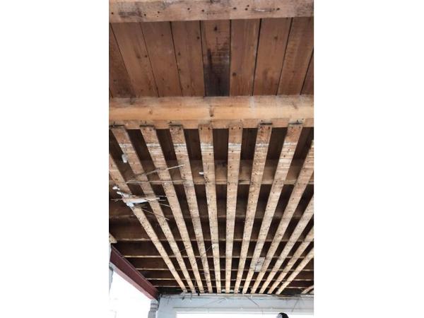 16 houten planken van bijna 5m lang 8cm breed en 18mm dik