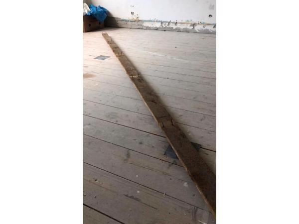 16 houten planken van bijna 5m lang 8cm breed en 18mm dik
