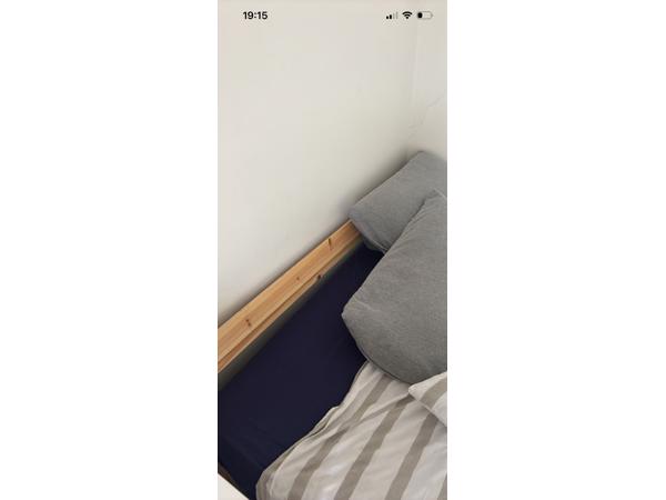 Gratis Bed with two pillows, sheets and a blanket