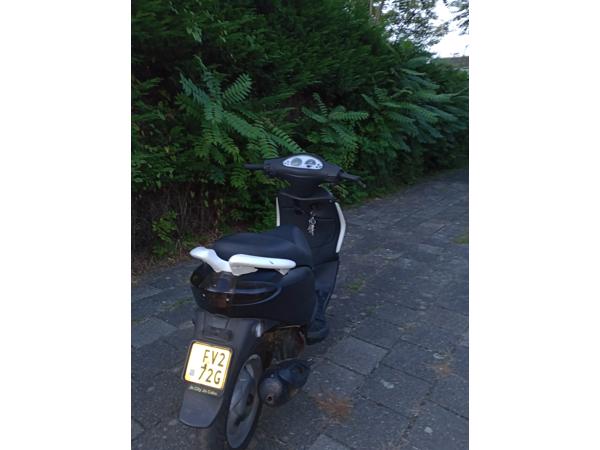 Piaggio fly scooter geel kenteken, geen vonk