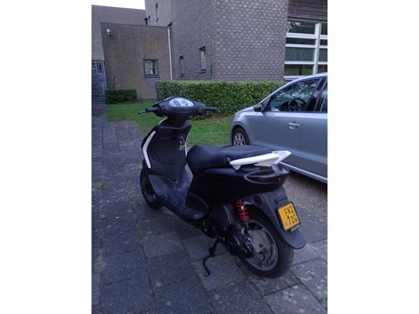 Piaggio fly scooter geel kenteken, geen vonk