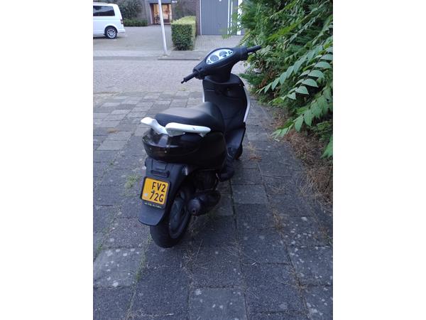 Piaggio fly scooter geel kenteken, geen vonk
