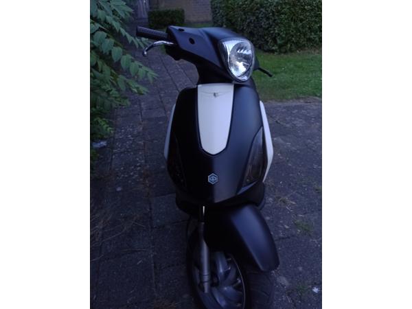 Piaggio fly scooter geel kenteken, geen vonk