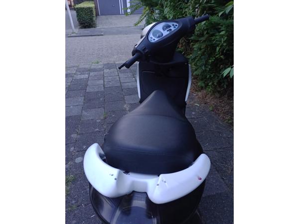 Piaggio fly scooter geel kenteken, geen vonk