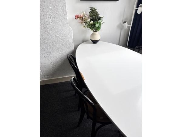 Grote eettafel (6 tot 8 personen)