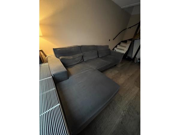 Comfortabele bank met gebruikssporen