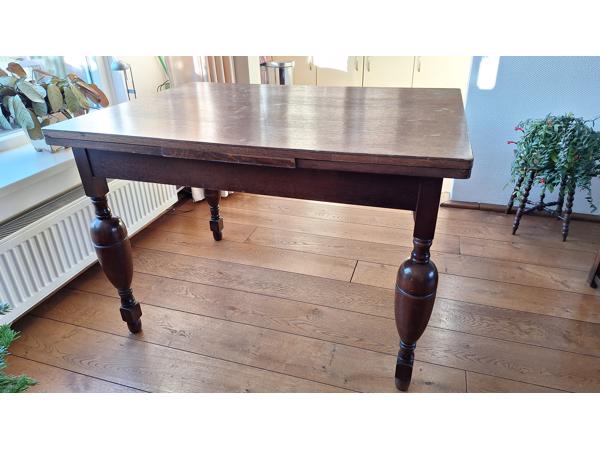 Antieke tafel met 4 bijpassende stoelen