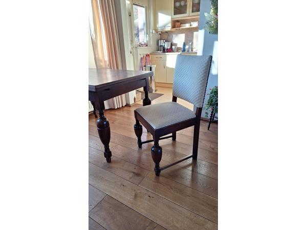 Antieke tafel met 4 bijpassende stoelen