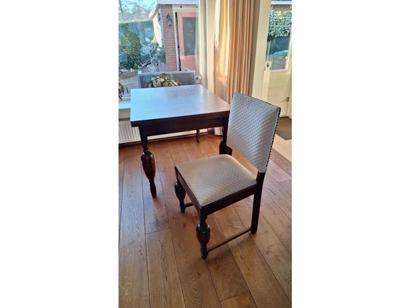 Antieke tafel met 4 bijpassende stoelen