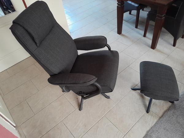 Zo goed als nieuw Donkergrijze Bureaustoel met krukje