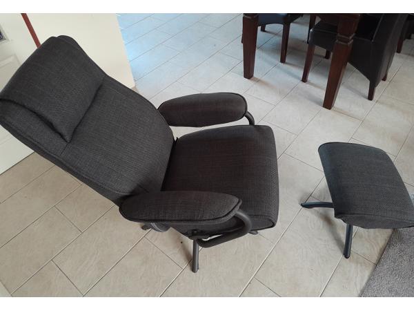 Zo goed als nieuw Donkergrijze Bureaustoel met krukje