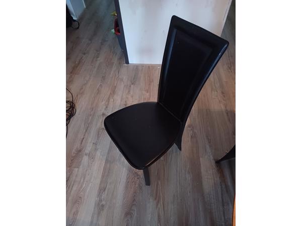 Ovalen tafel met 6 stoelen zwart/hout