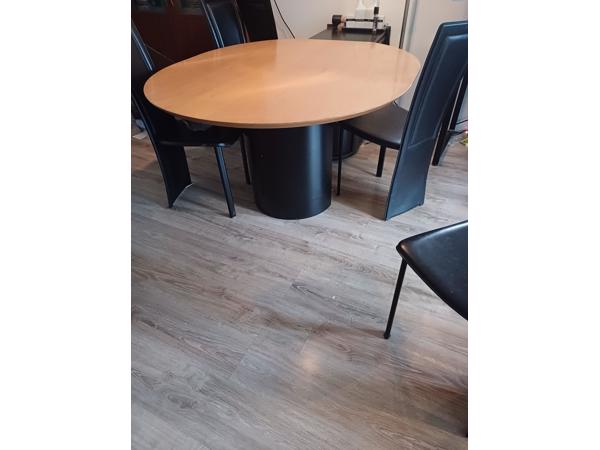 Ovalen tafel met 6 stoelen zwart/hout