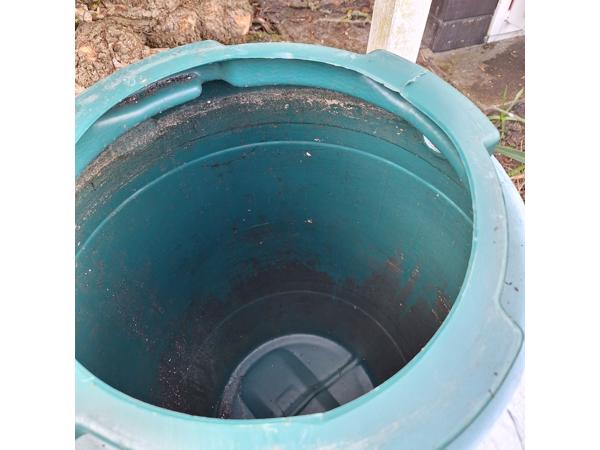 Gebruikte groene regenton