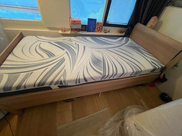 Eenpersoonsbed incl. goede lattenbodem en vrijwel nieuw matras